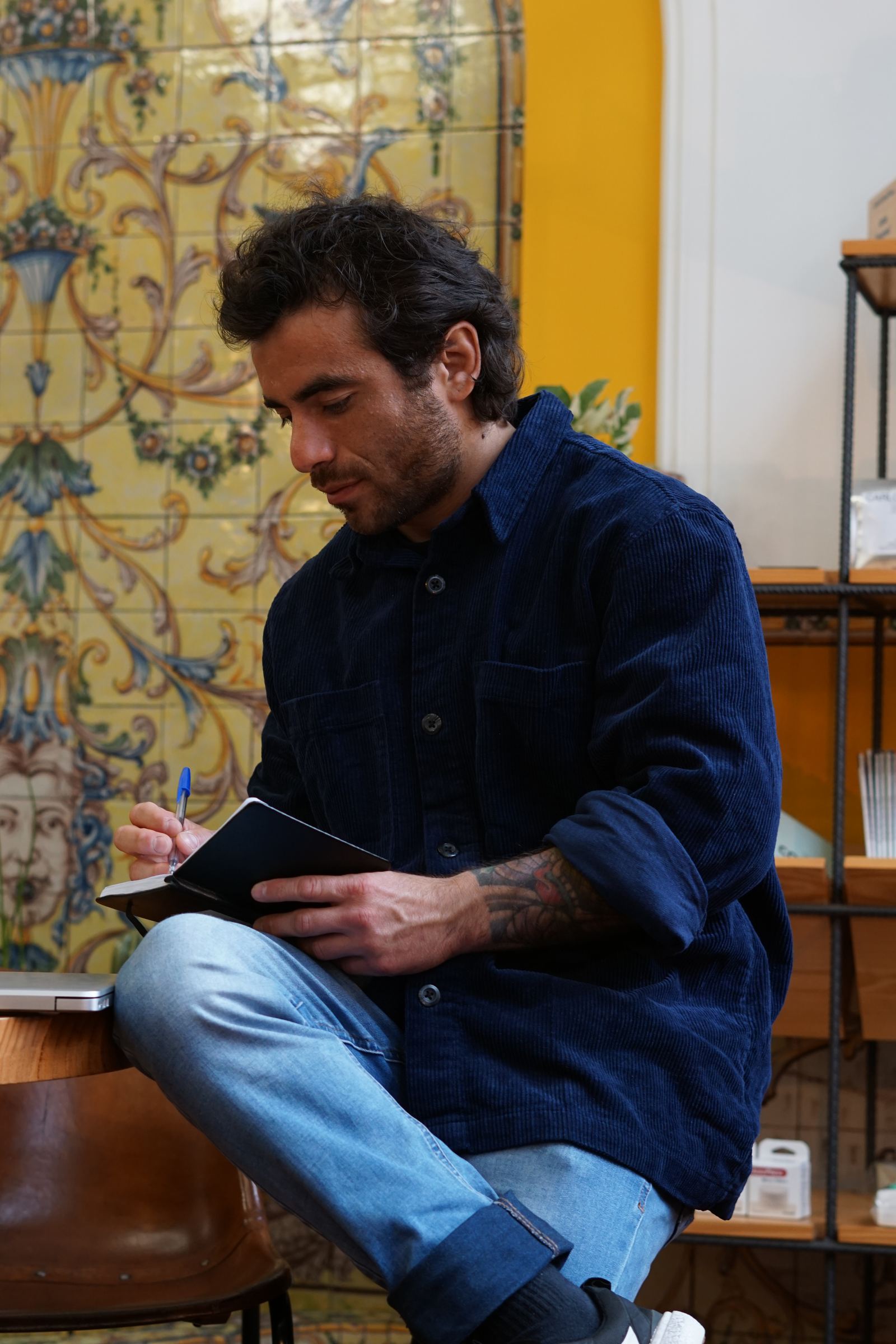Tomás tomando notas