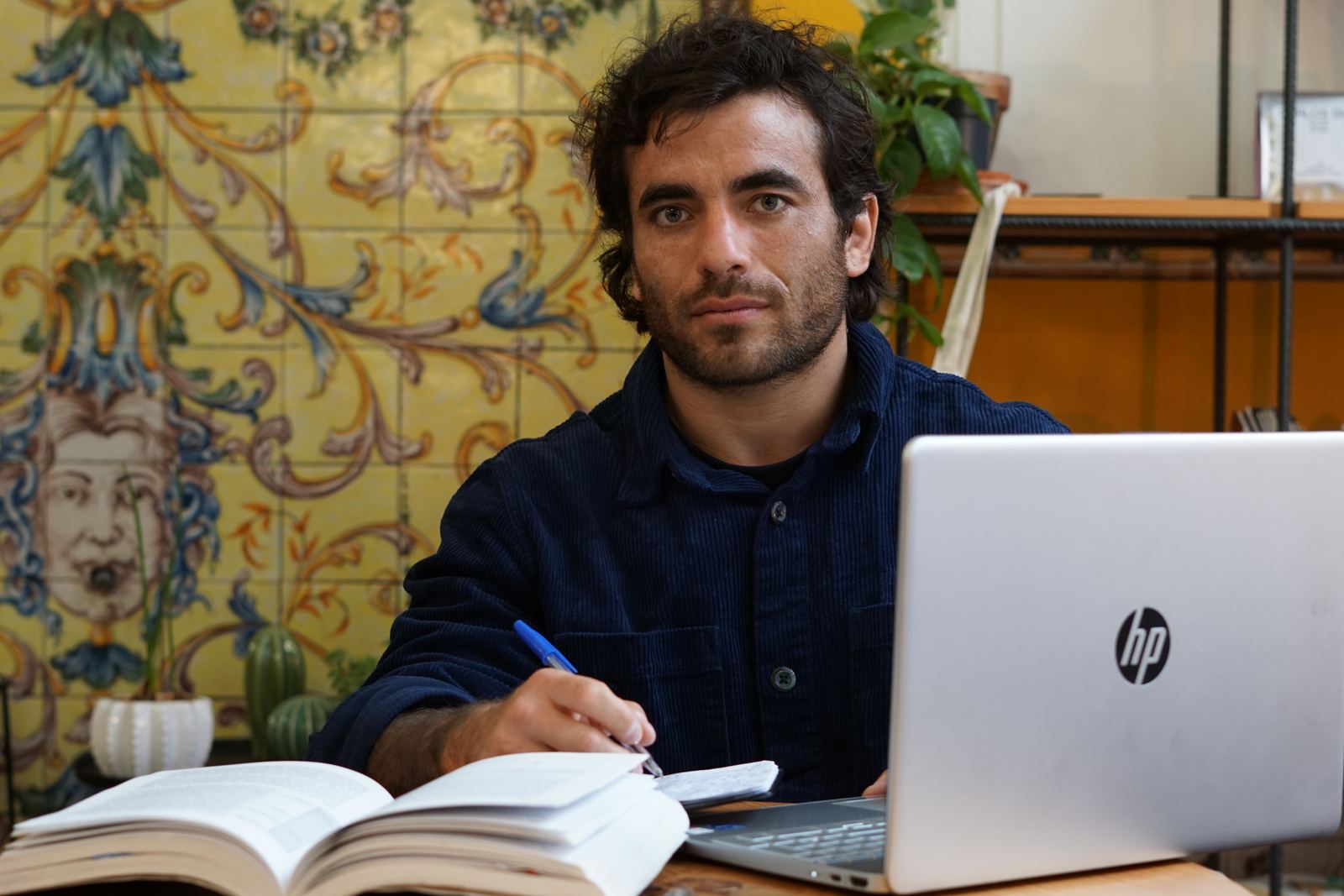 Tomás trabajando en su escritorio