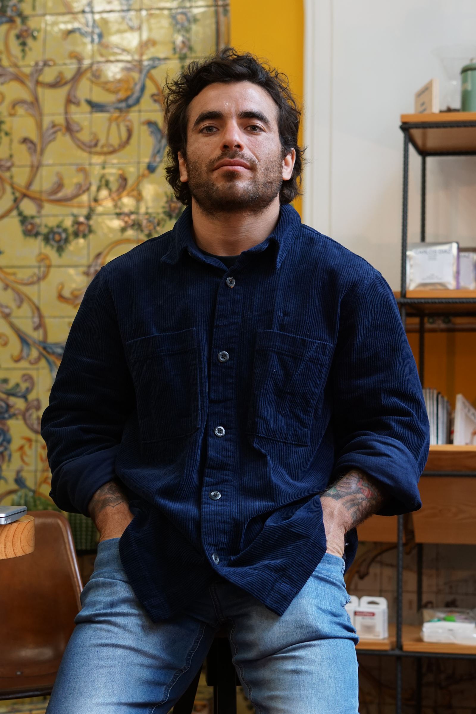 Tomás Baeza, psicólogo del deporte, sentado mirando a cámara