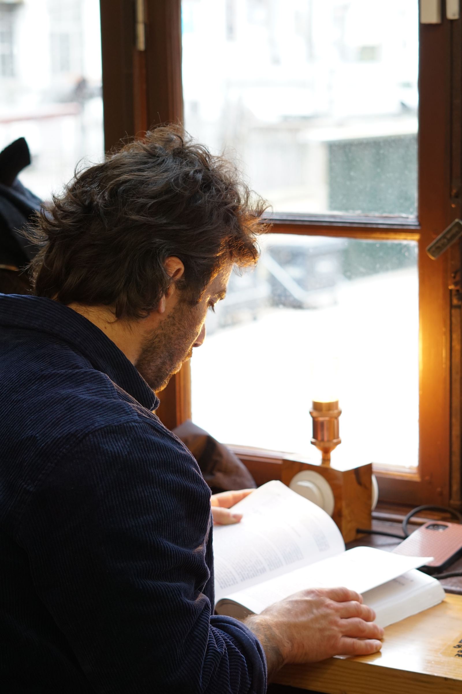 Tomás leyendo junto a una ventana