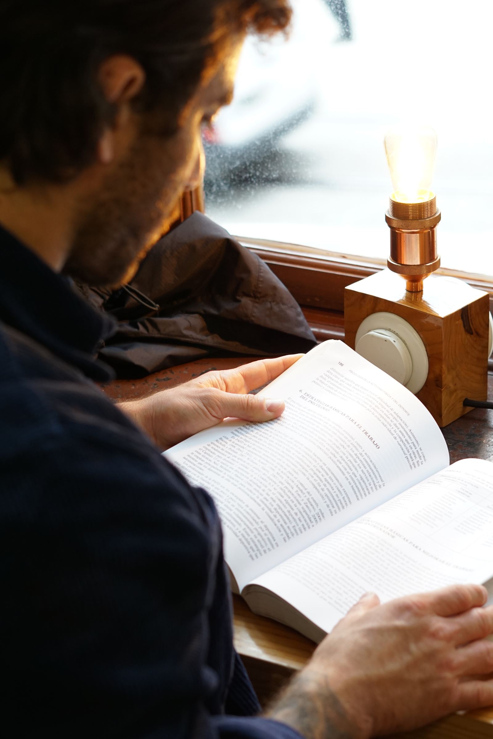 Tomás leyendo