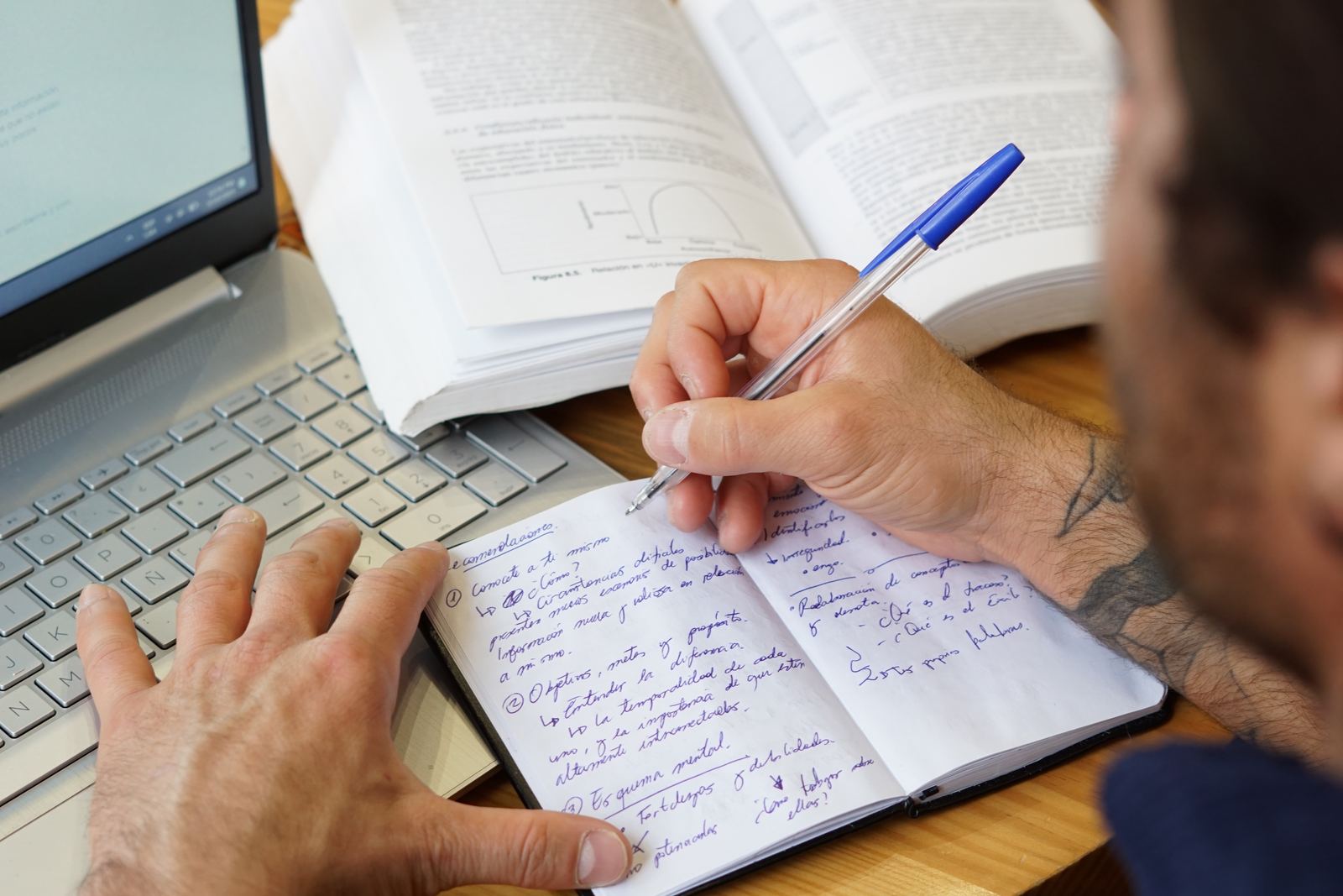 Manos escribiendo notas del protocolo semanal