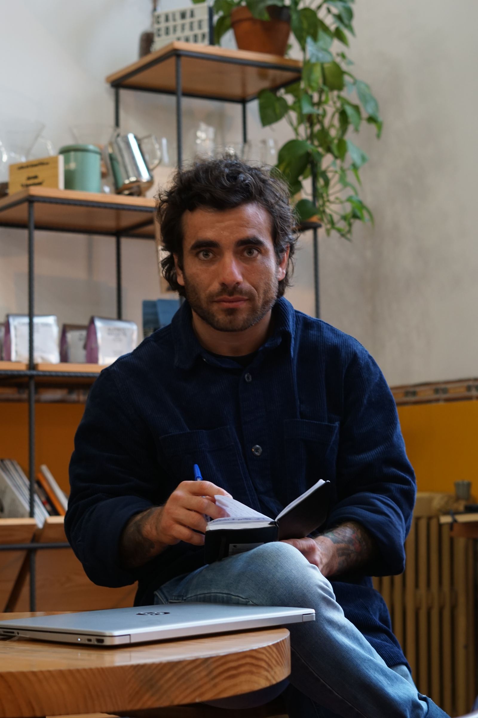 Tomás con su cuaderno