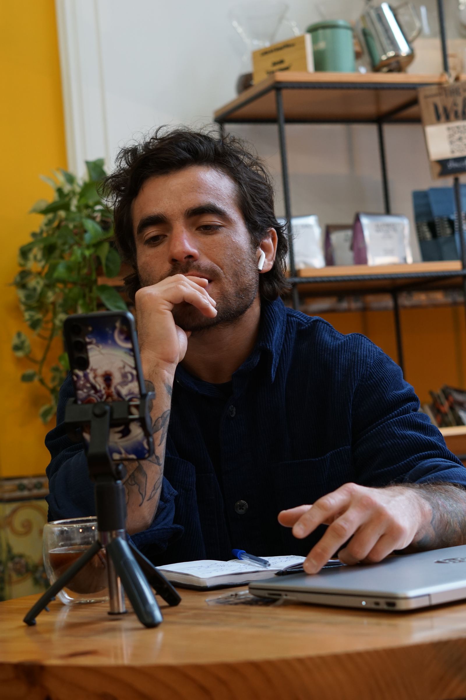 Tomás en una sesión online por videollamada
